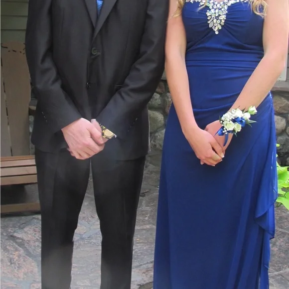 Price Drop⬇️Elegant Evening Gown - Picture 2 of 8